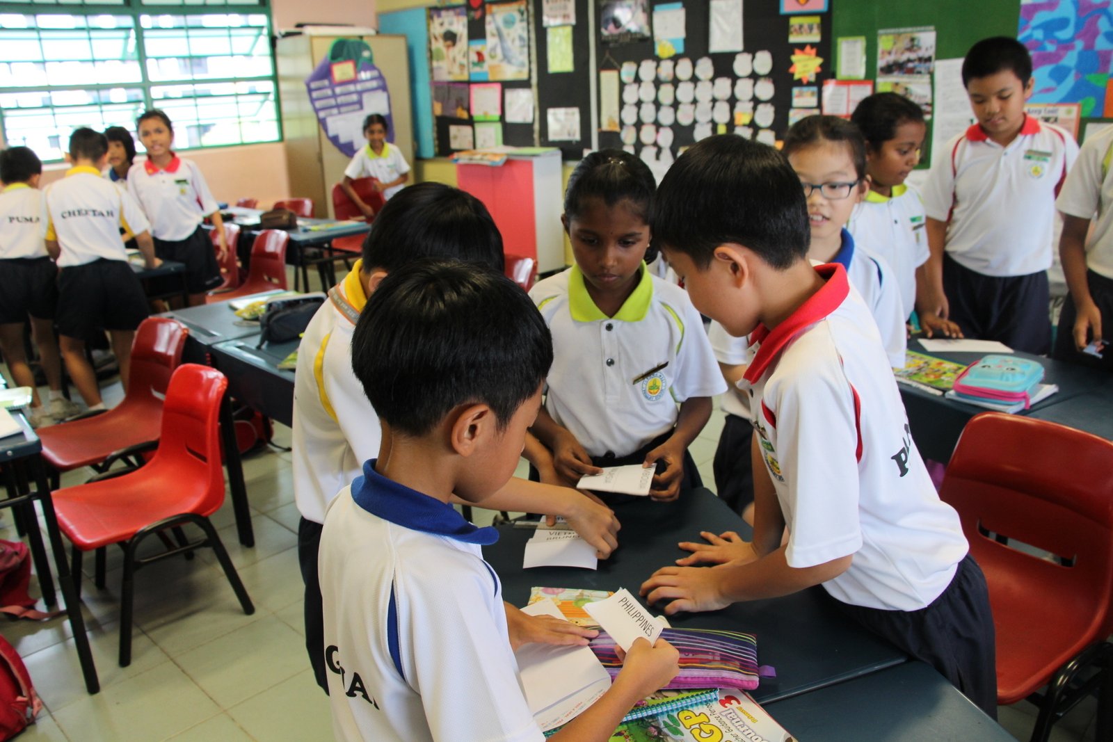 Examples of collaborative learning activities in the classroom picture